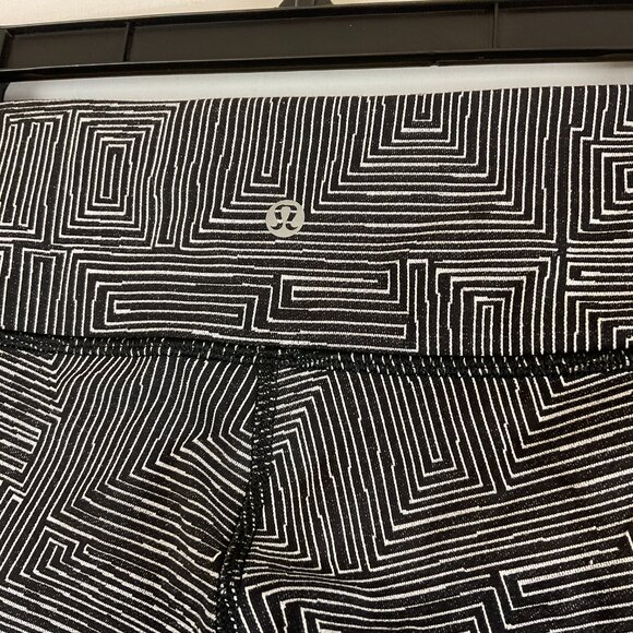 Lululemon Wunder Under Leggings 8 Black White Square Print Cropped - Picture 9 of 10